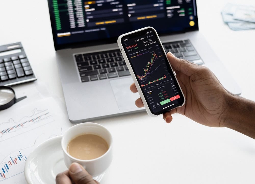 Acorns Investment Review: Is Acorns Worth it?